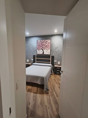 Tabla de planchar con plancha, wifi y ropa de cama 