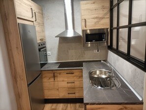 Refrigerador, microondas, horno y parrilla de estufa 
