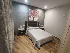 Tabla de planchar con plancha, wifi y ropa de cama 