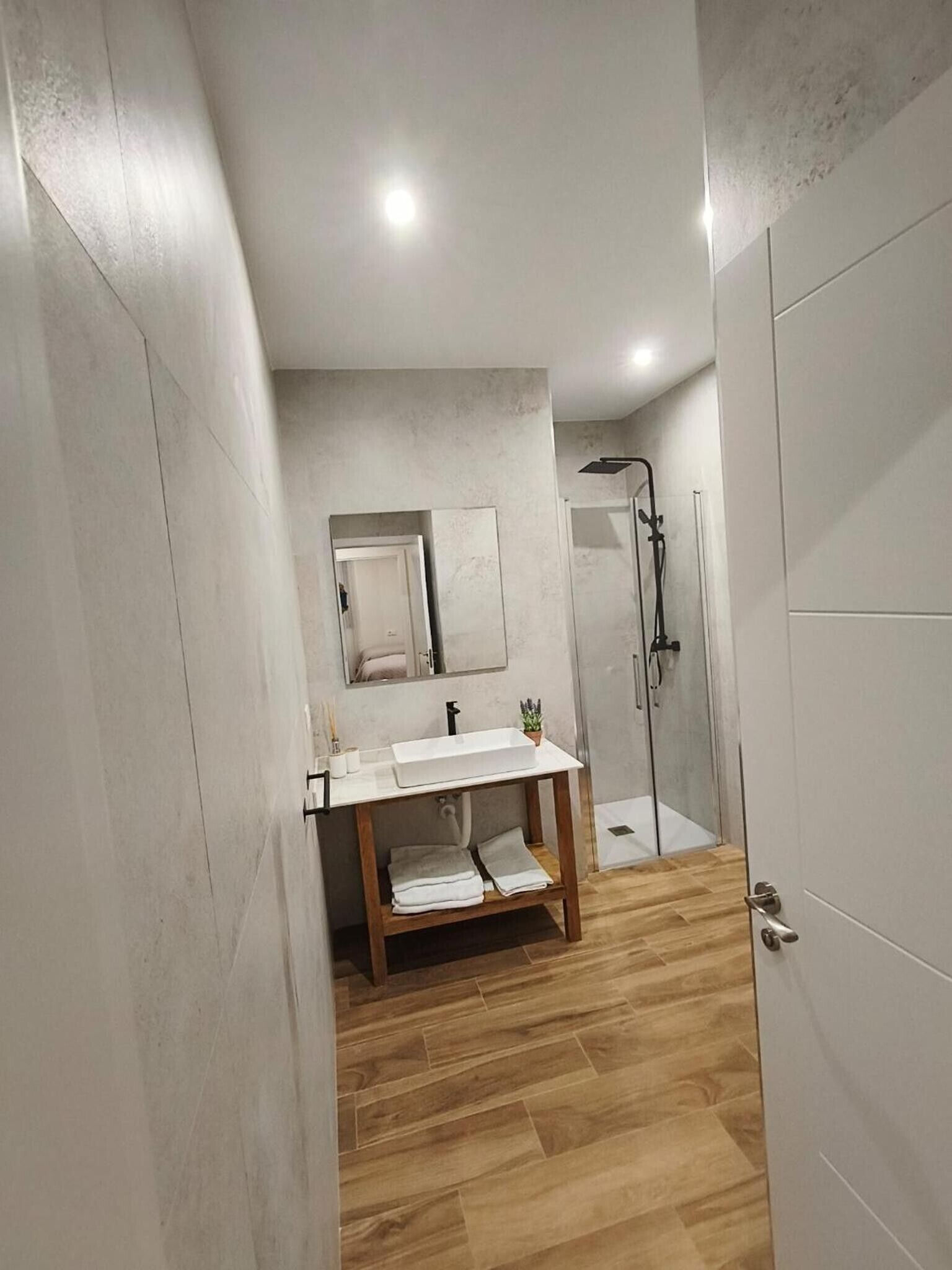 Een douche, een haardroger, handdoeken