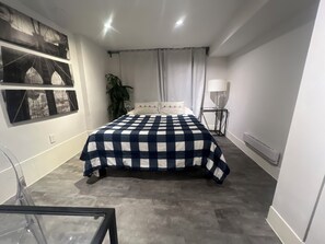 Room - Weston Village Lux Stunner! Private fenced backyard garden, fireplace, marble… (Toronto)