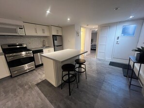 Private kitchen - Weston Village Lux Stunner! Private fenced backyard garden, fireplace, marble… (Toronto)