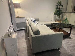 Living area - Weston Village Lux Stunner! Private fenced backyard garden, fireplace, marble… (Toronto)