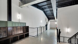 Un intérieur spacieux doté d’un plafond incurvé, d’un escalier et d’un espace avec des bancs.