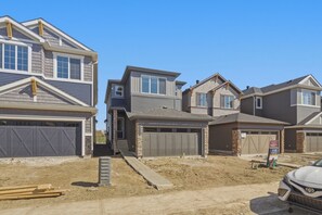 Exterior - Entire home in Rosenthal, Edmonton. Brand New Home (Edmonton)