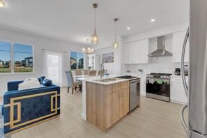 Private kitchen - Entire home in Rosenthal, Edmonton. Brand New Home (Edmonton)