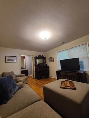 Living area - Delightful 3-bedroom house in Pilot Mountain (Pilot Mountain)