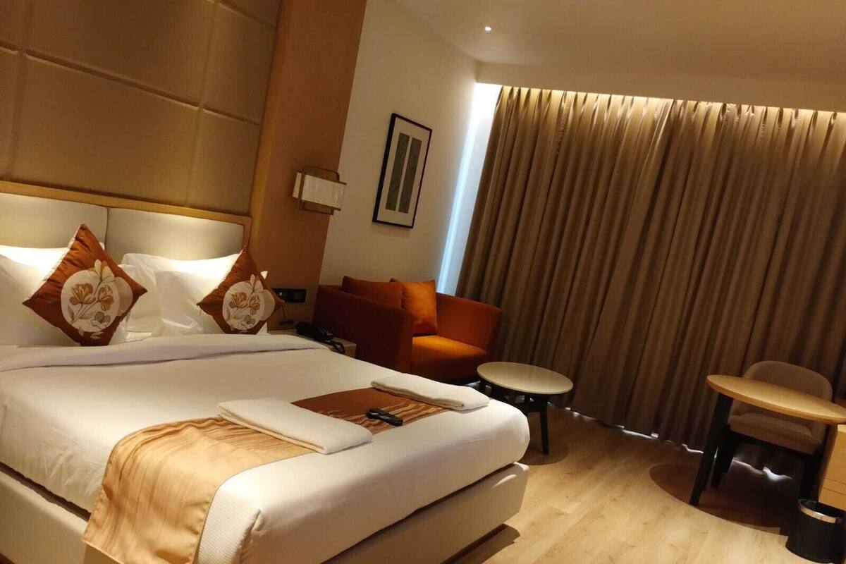 Deluxe Double Room | In-room safe, desk, laptop workspace, blackout drapes