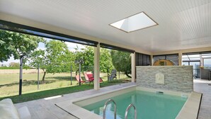 Una piscina con vista a un área verde y árboles.
