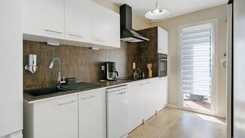 Frigorifero, microonde, forno, piano cottura