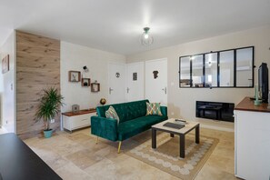 TV, ping pong - Holiday Home “La Casa Andréa” with Private Pool, Wi-Fi and Air Conditioning (Villars-en-Pons)
