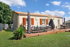 Outdoor dining - Holiday Home “La Casa Andréa” with Private Pool, Wi-Fi and Air Conditioning (Villars-en-Pons)