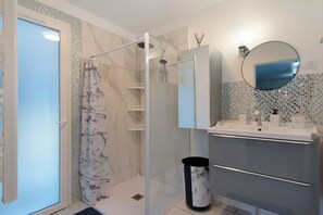 Shower, hair dryer, towels