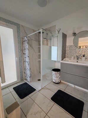 Shower, hair dryer, towels