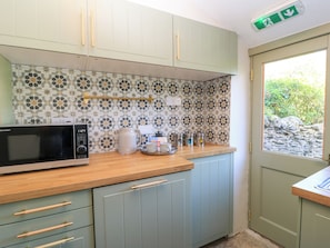 Cottage | Private kitchen | Dishwasher, cookware/dishes/utensils - 29 Spring Street (Chipping Norton)