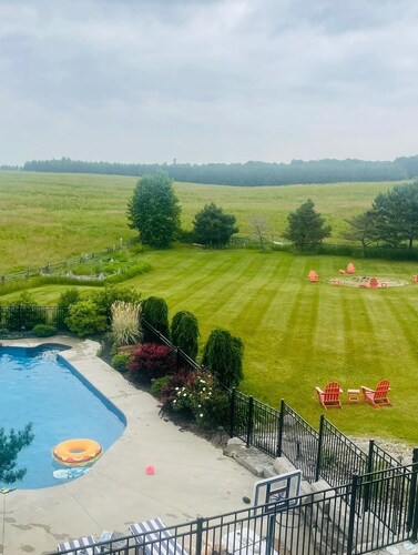 Country Escape with Pool and Hot tub near Creemore
