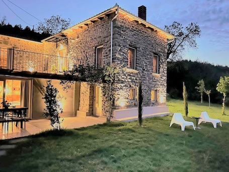 Deluxe Studio, City View | Exterior. En kanalion
