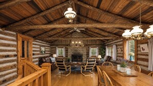 Dining -     🍁 Fall Escape | Waterfront Log Cabin | Fireplace | Private Beach (Meaford)