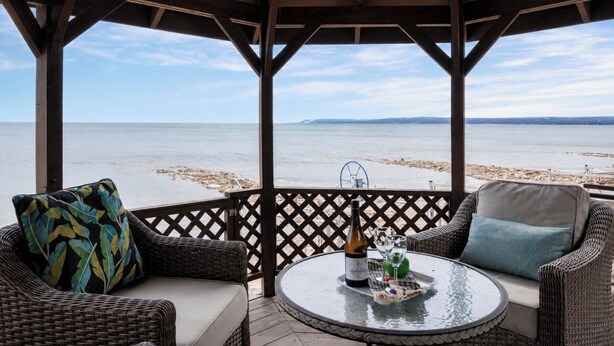 Outdoor dining -     🍁 Fall Escape | Waterfront Log Cabin | Fireplace | Private Beach (Meaford)