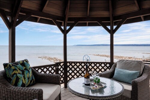     🍁 Fall Escape | Waterfront Log Cabin | Fireplace | Private Beach