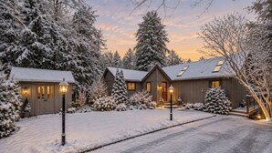 Exterior -     🍁 Fall Escape | Waterfront Log Cabin | Fireplace | Private Beach (Meaford)