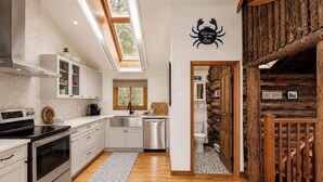 Private kitchen -     🍁 Fall Escape | Waterfront Log Cabin | Fireplace | Private Beach (Meaford)