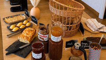 Tägliches Frühstücksbuffet gegen Gebühr