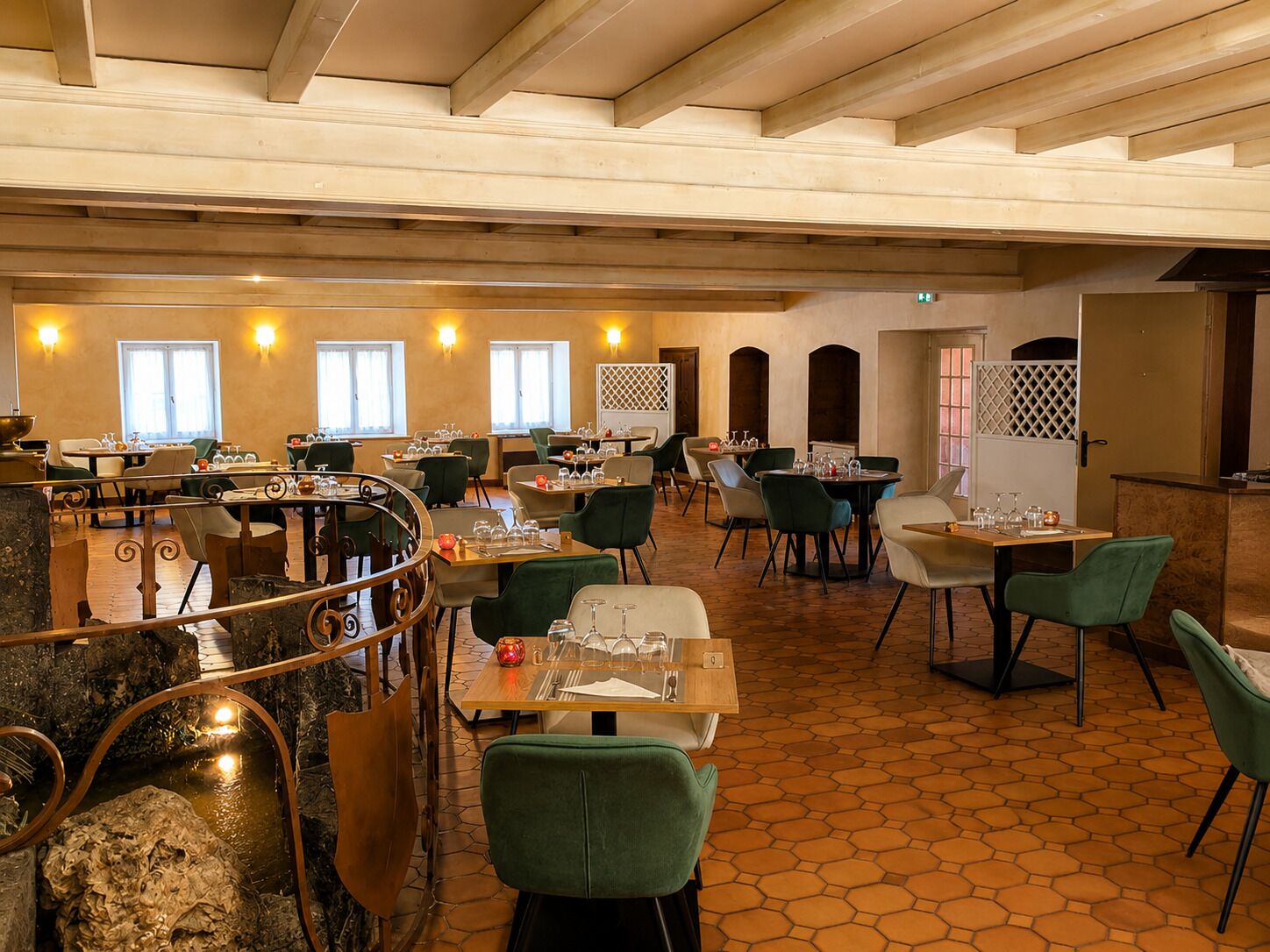 En rummelig restaurant med flere borde og stole, træloft og et gulv med et sekskantet mønster.