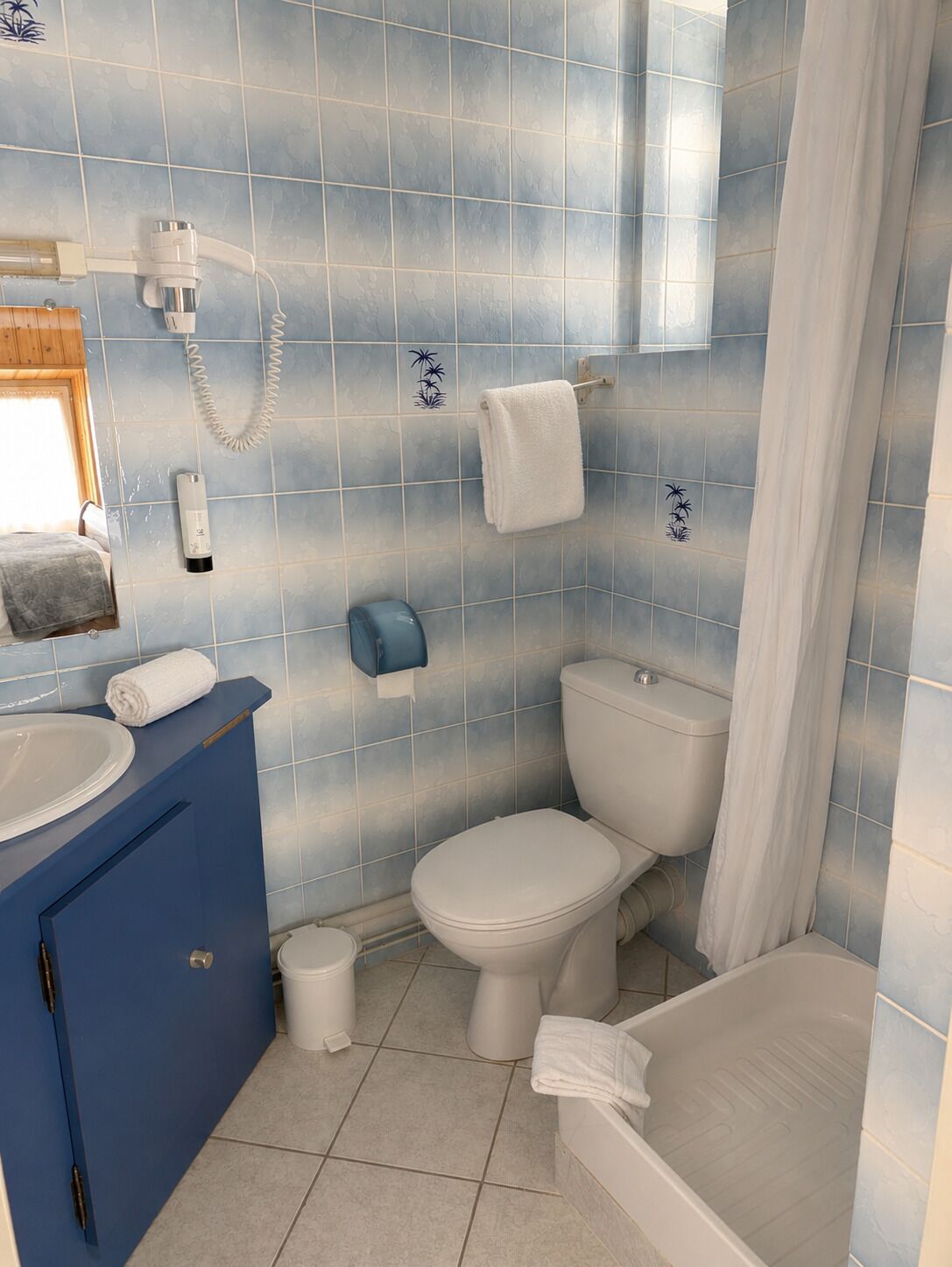 Un baño con inodoro, lavamanos y bañera.