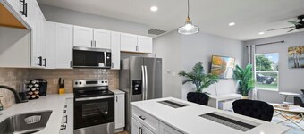 Modern 4BR | Chef`s Kitchen + Soaking Tub · Indy