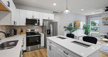 Modern 4BR | Chef`s Kitchen + Soaking Tub · Indy