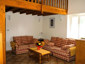 Living area - Holiday Home “Gîte De La Grange” with Wi-Fi (Montaut)