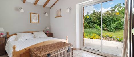 2 bedrooms, iron/ironing board, WiFi