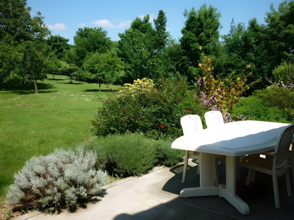 Outdoor dining - Holiday Home “Gîte De La Grange” with Wi-Fi (Montaut)