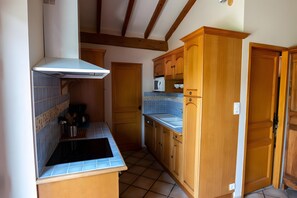 Private kitchen - Holiday Home “Gîte De La Grange” with Wi-Fi (Montaut)