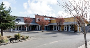 Ein Geschäftsgebäude mit Schaufenster, das den Namen "The Salon" trägt, und einem Parkplatz davor.