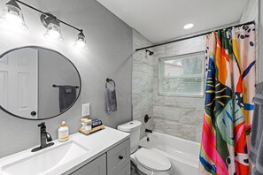 Shower, hair dryer, towels - FIFA World Cup | Near AT&T Stadium | 3/2 Home with Boho Vibes (Arlington)