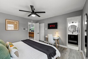 Desk, travel cot, free WiFi, bed sheets - FIFA World Cup | Near AT&T Stadium | 3/2 Home with Boho Vibes (Arlington)