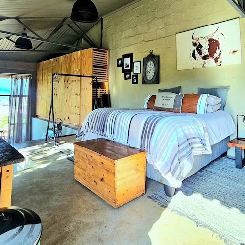 Enjoyable 1-bedroom cabin with AC in charming Union City