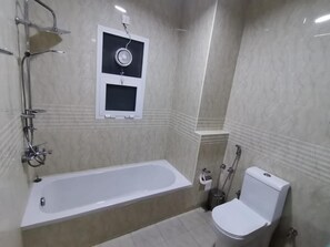 Asciugamani, sapone, shampoo, carta igienica