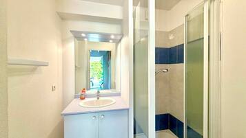 Shower, hair dryer, towels