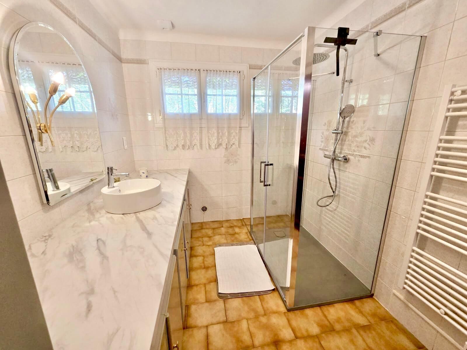 Douche, sèche-cheveux, serviettes fournies