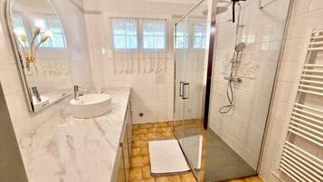 Douche, sèche-cheveux, serviettes fournies