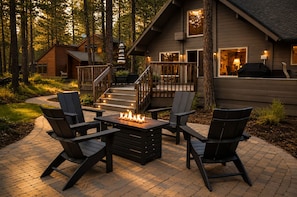 A cabin with a deck, outdoor seating, and a fire pit. - Black Butte Ranch South Meadow 177 (Black Butte Ranch)