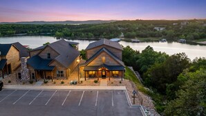 Eine Lodge am See mit mehreren Holzhütten, einem Parkplatz und Seeblick.