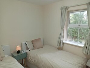 Room - Cozy 2 Bed 2 Bath Apartment, Woking | 30 min train to London | 23 min Heathrow (Woking)