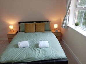 Room - Cozy 2 Bed 2 Bath Apartment, Woking | 30 min train to London | 23 min Heathrow (Woking)