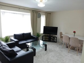 Living area - Cozy 2 Bed 2 Bath Apartment, Woking | 30 min train to London | 23 min Heathrow (Woking)
