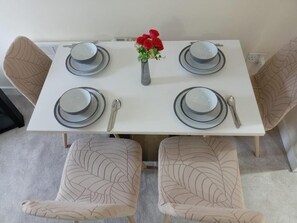 Dining - Cozy 2 Bed 2 Bath Apartment, Woking | 30 min train to London | 23 min Heathrow (Woking)