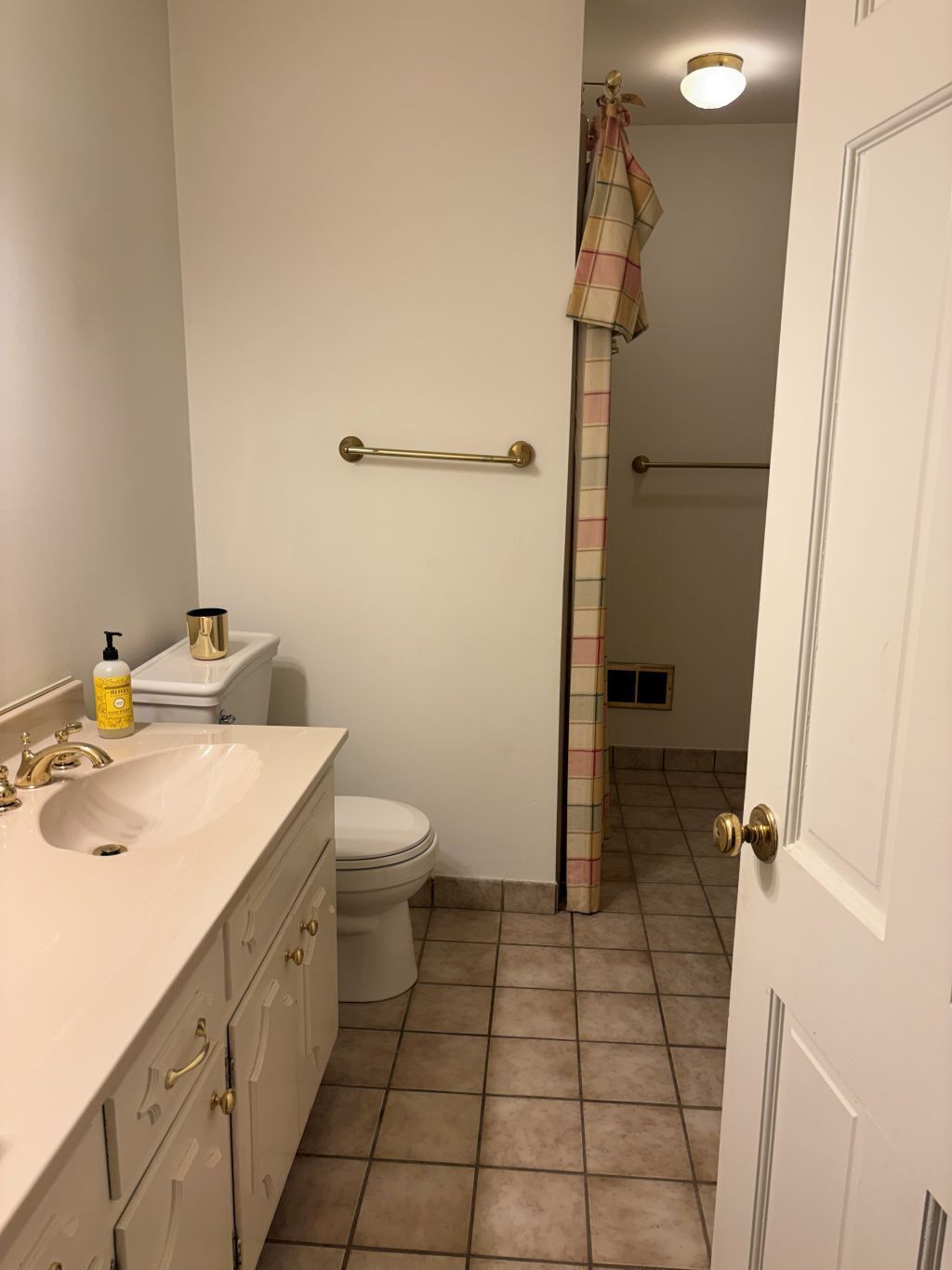 Regadera, tina de hidromasaje, secadora de cabello, bidet 